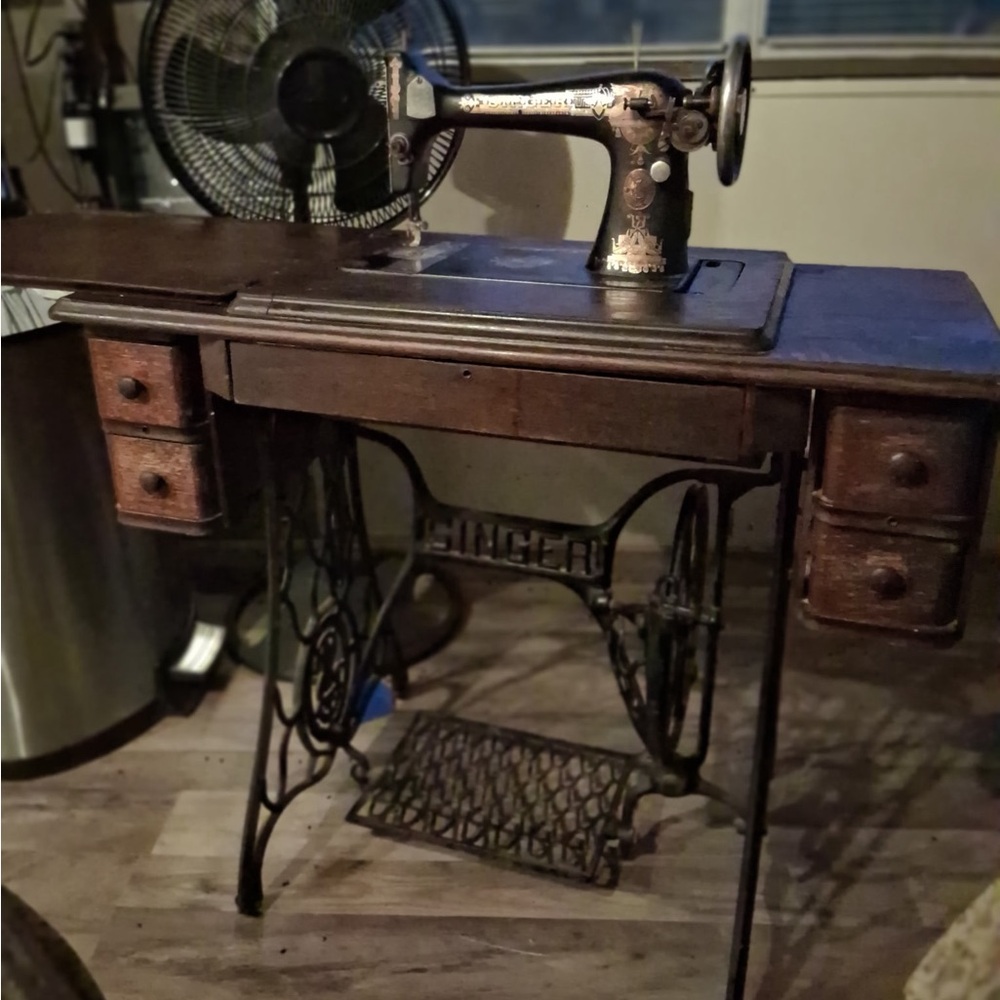 Antique Singer Sewing Machine and Desk Series Serial Number